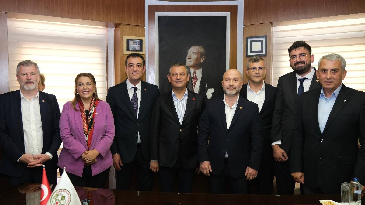 CHP Genel Başkanı Özgür Özel Belediye Başkanı Fuat Köse’yi makamında ziyaret etti
