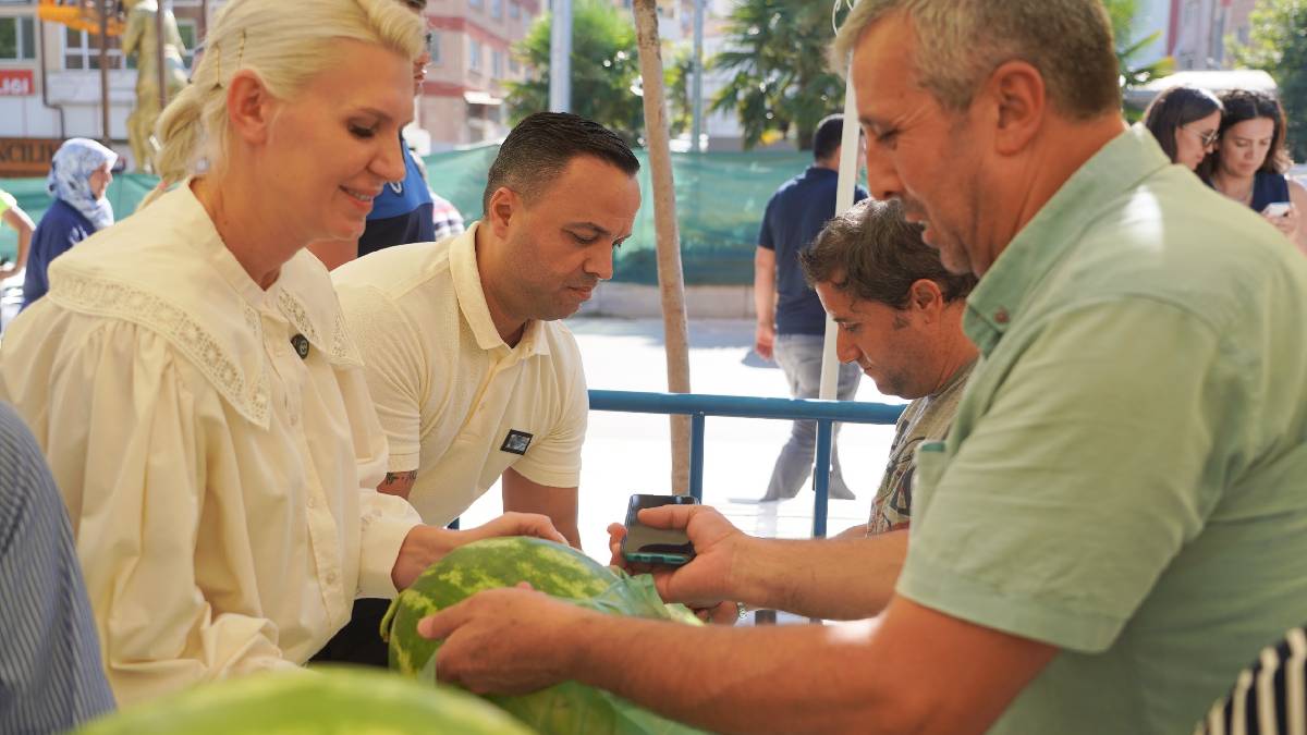 Çiftçiden satın alınan 20 ton karpuz vatandaşlara dağıtıldı