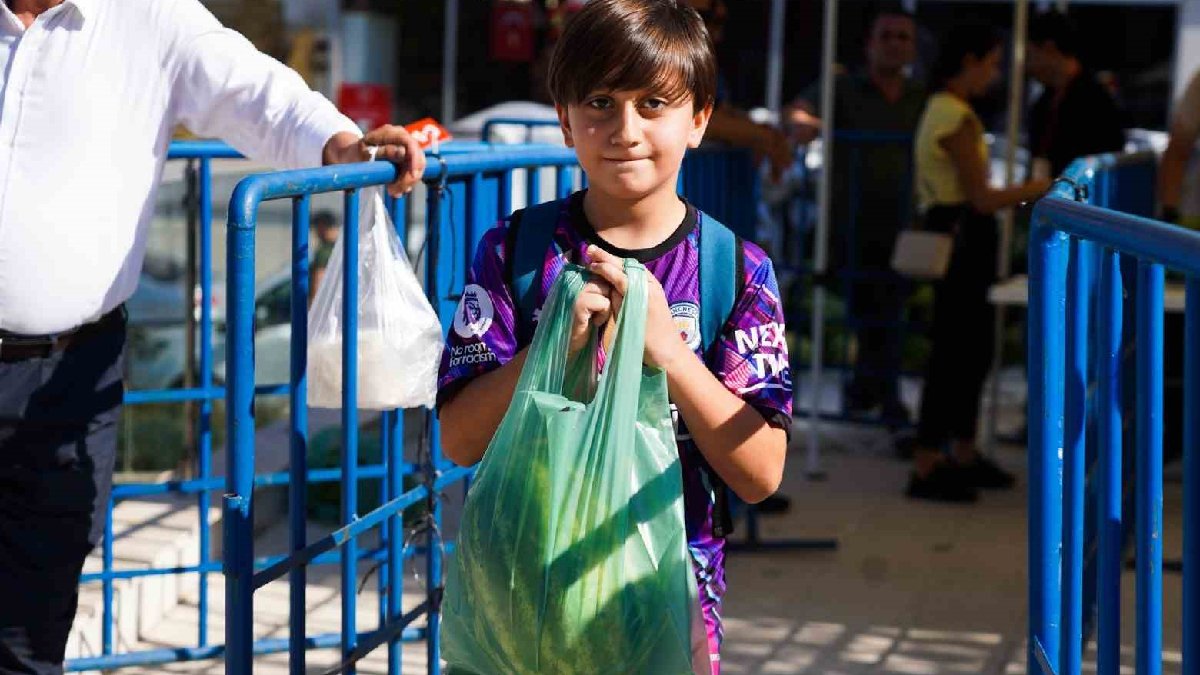 Bilecik Belediyesi, çiftçilerin karpuzlarını vatandaşlarla buluşturdu: 20 ton ücretsiz dağıtıldı