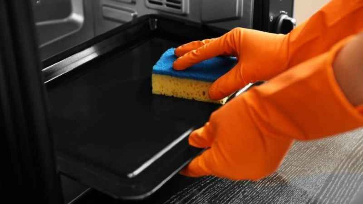 Fırın tepsini bir çırpıda temizlemenin kolay yolu! Boşuna uğraşmışız, iki dakikada mis gibi oluyor