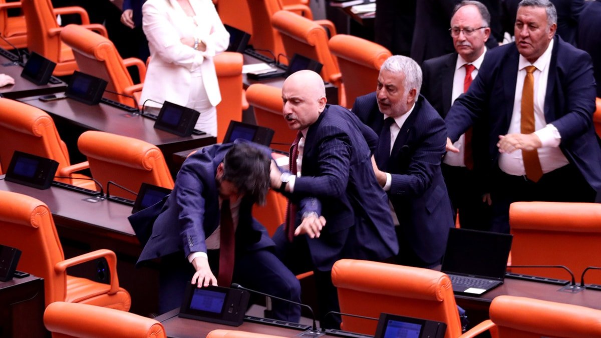 DEM Parti'li vekili döven AK Partili Karaismailoğlu: Bazılarına hak ettiği dilden konuşmak gerekiyor