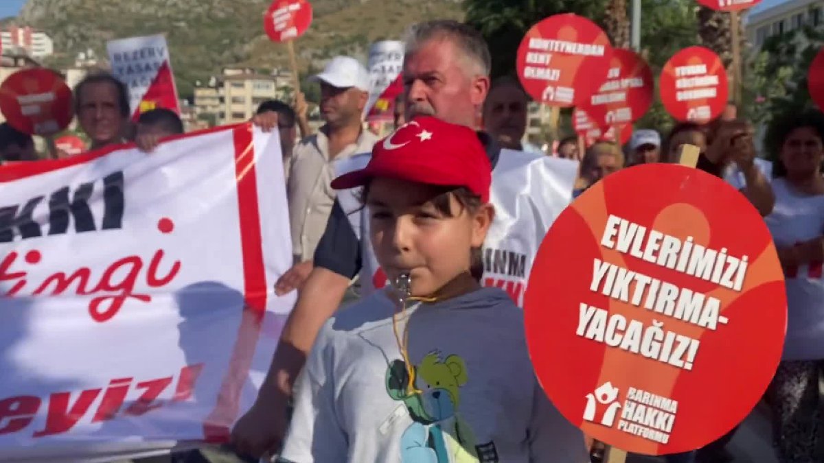 Devletin görevini miting yaparak hatırlattılar: Müşteri değil, depremzedeyiz!