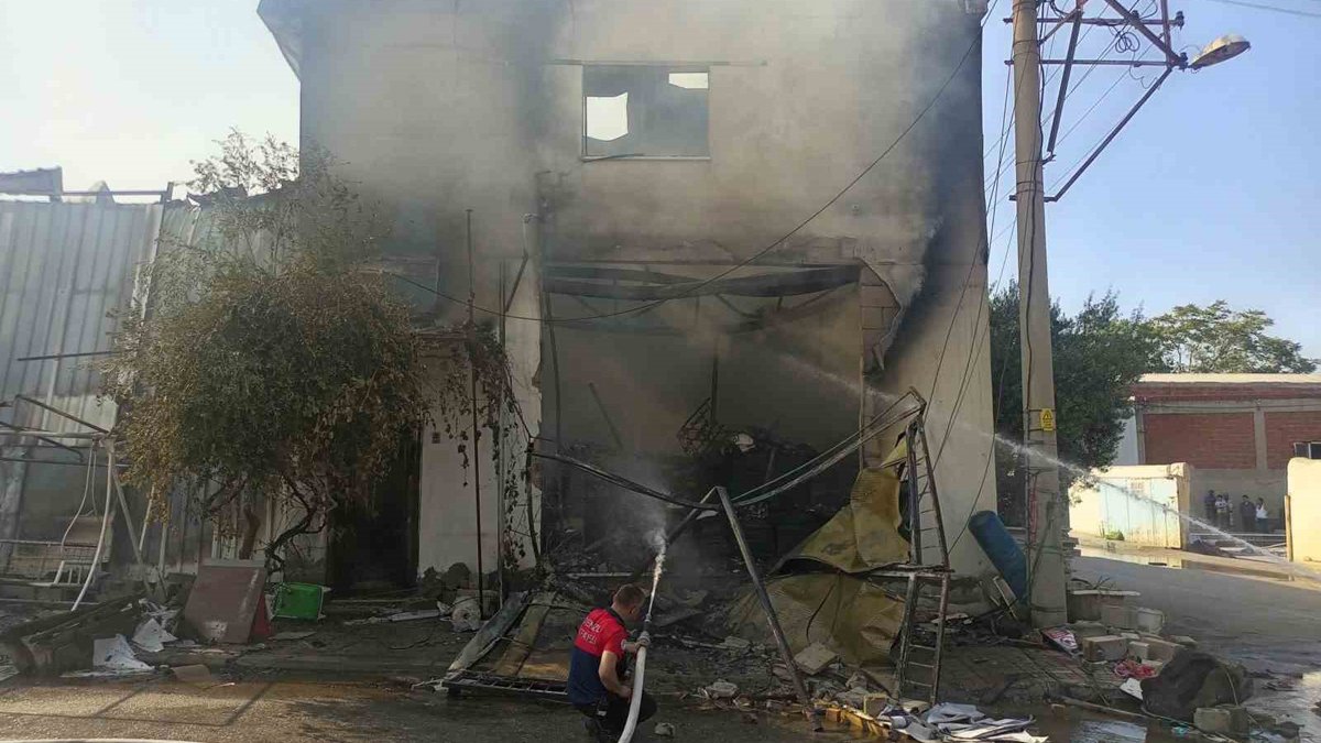 Şarjda bırakılan telefon patladı, fabrika küle döndü