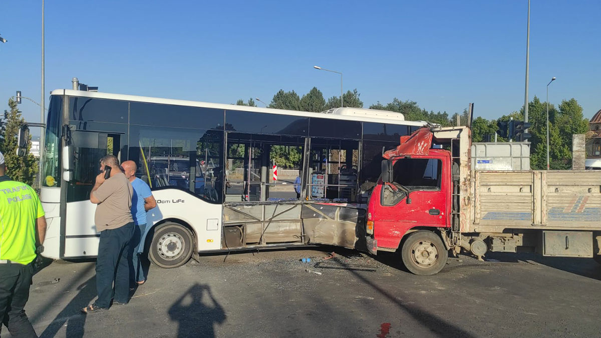 Bingöl’de otobüs ile kamyon çarpıştı: 6 yaralı