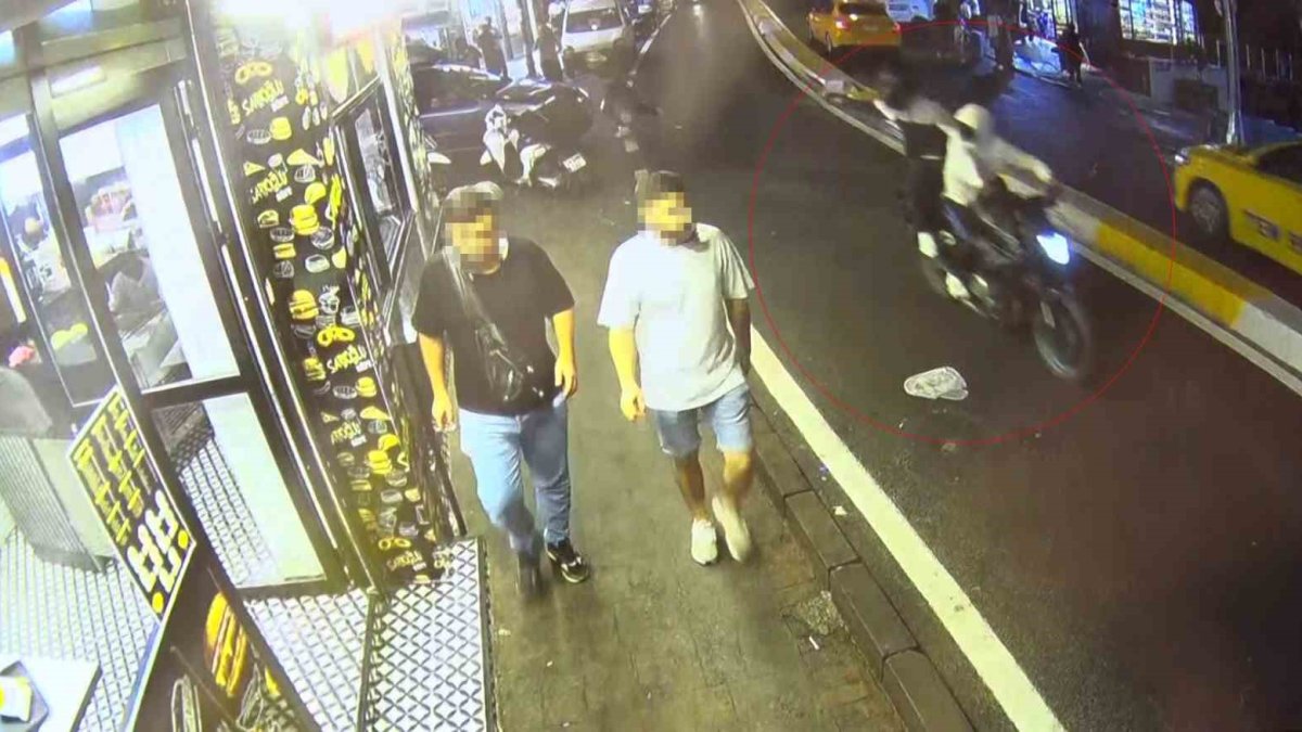 İstanbul'un göbeğinde büfeye silahlı saldırı: Motosikletle gelip kurşun yağdırdılar