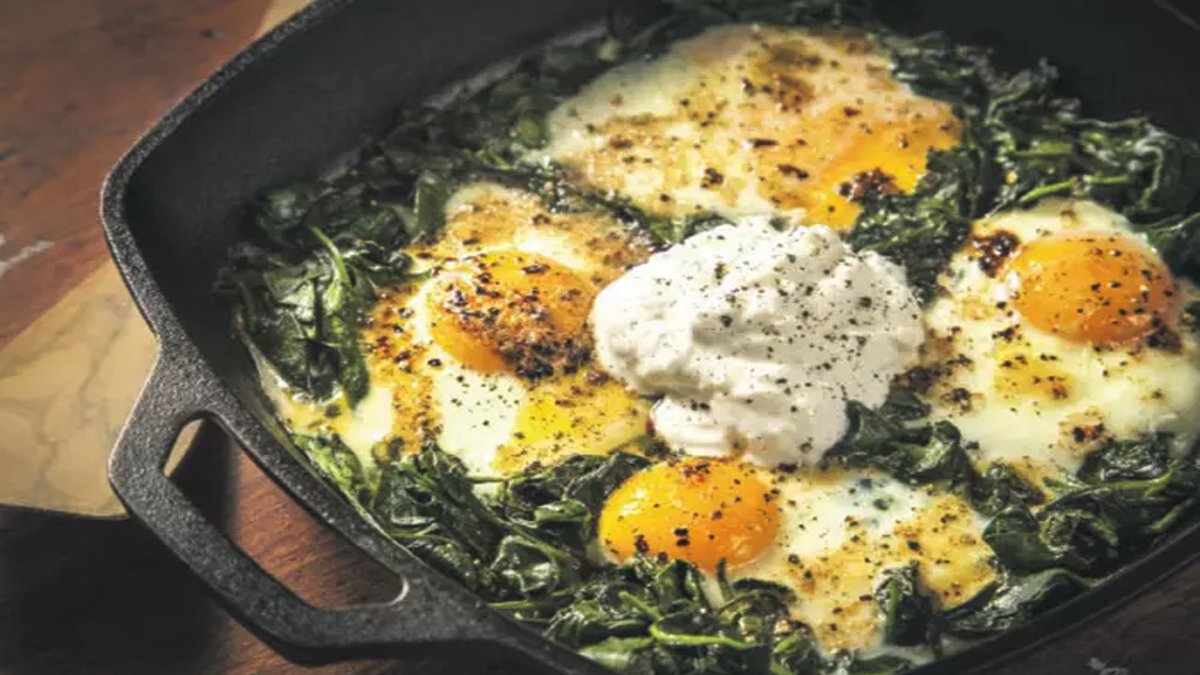 Tavada yumurtalı semizotu tarifi! Kahvaltıda tam ekmek banmalık: Deneyen bir ekmeği bitiriyor