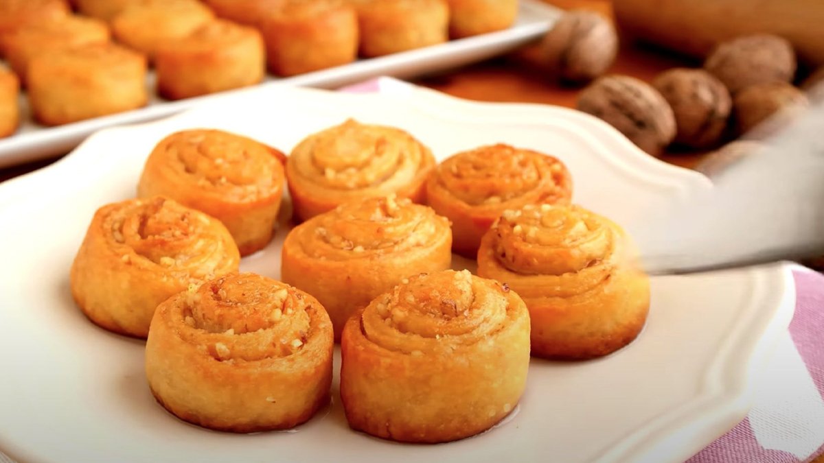 Evinizi pastaneye çeviren tatlı tarifi! Bol şerbetli cevizli rulo tatlısı: Bir oturuşta tabak tabak yediriyor