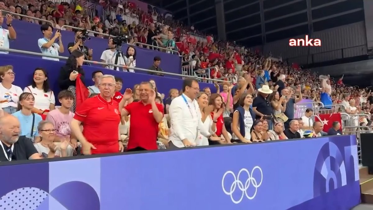 Özel, İmamoğlu ve Yavaş Paris’te: Kadın Voleybol Milli Takımı maçını izlediler