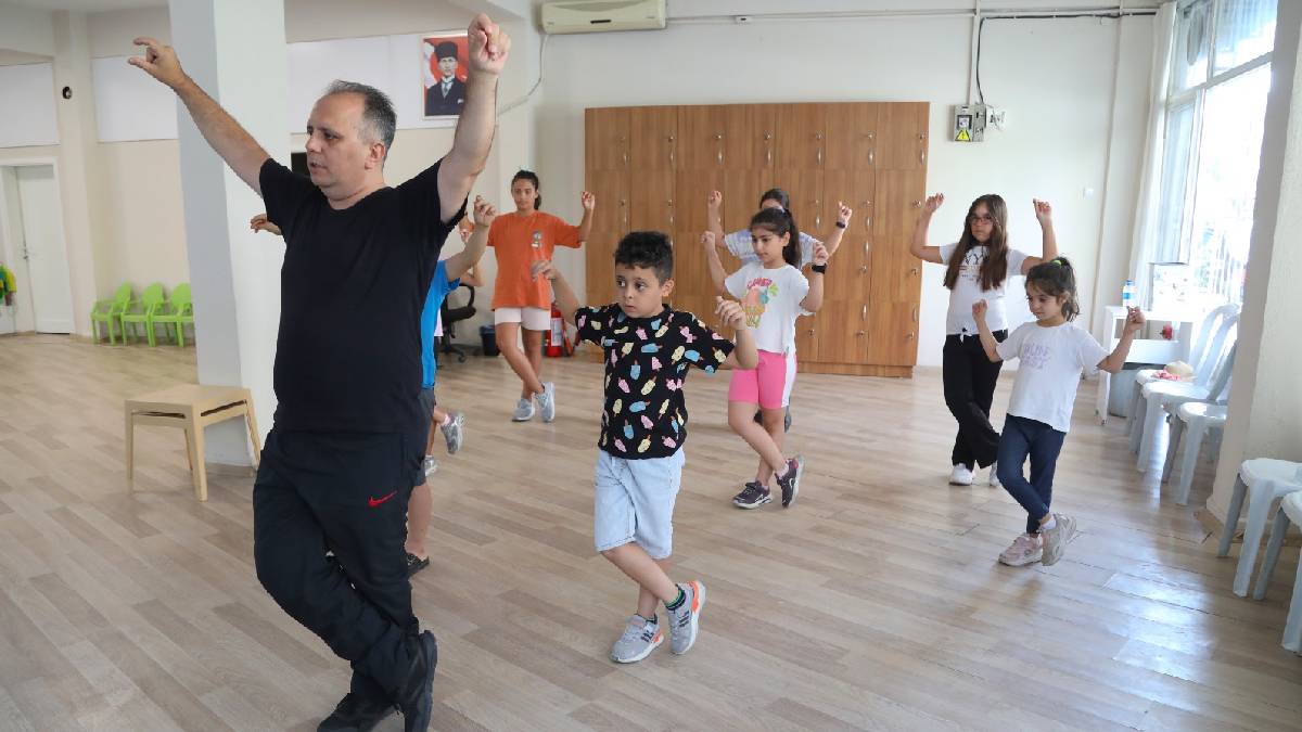 Ücretsiz kurslarla çocuklar hem eğleniyor hem öğreniyor