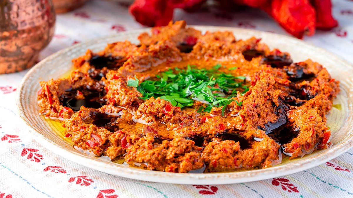 Diyette olan yapmasın ekmekle lop lop yeniliyor! İşte mezelerin en güzeli cevizli muhammara tarifi