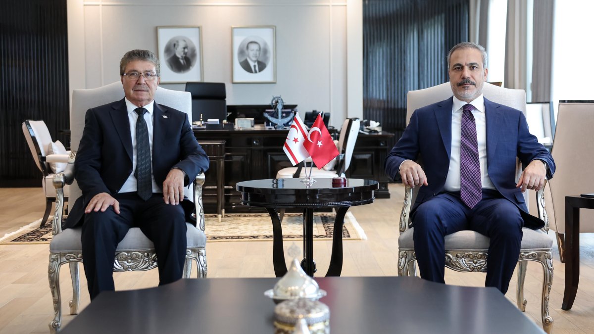 Fidan, KKTC Başbakanı Üstel ile görüştü