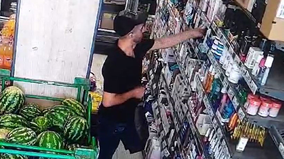 Kokusuna tek tek bakıp beğendiği 31 deodorant şişesini bakın nasıl çaldı! 'Pes' dedirten anlar kamerada