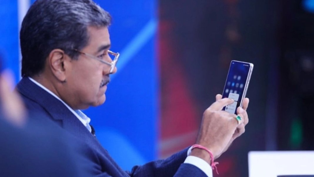 Venezuela Başkanı Maduro canlı yayında WhatsApp'ı sildi