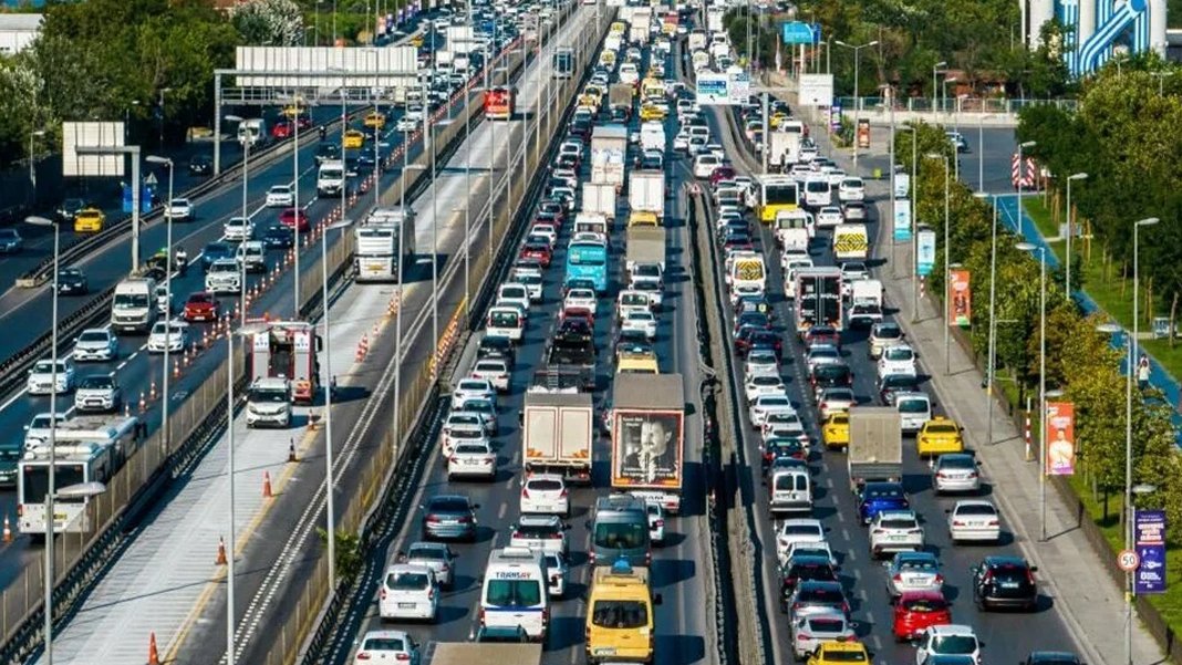 E-5’te kilometrelerce kuyruk! İki çalışma trafiği felç etti