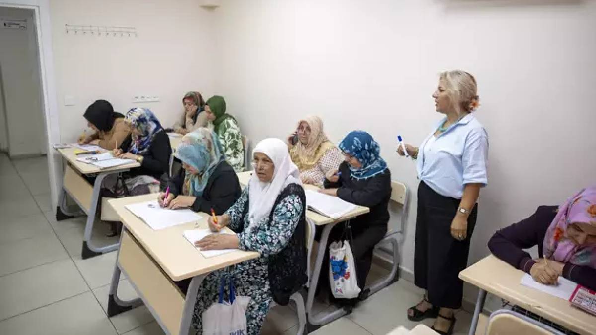 Kadınlar Büyükşehir’in sıralarında okuma yazma öğreniyor