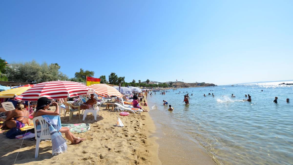 Mavi Bayraklı Avşa Adası sahillerinde 200 bin kişi tatil yapıyor