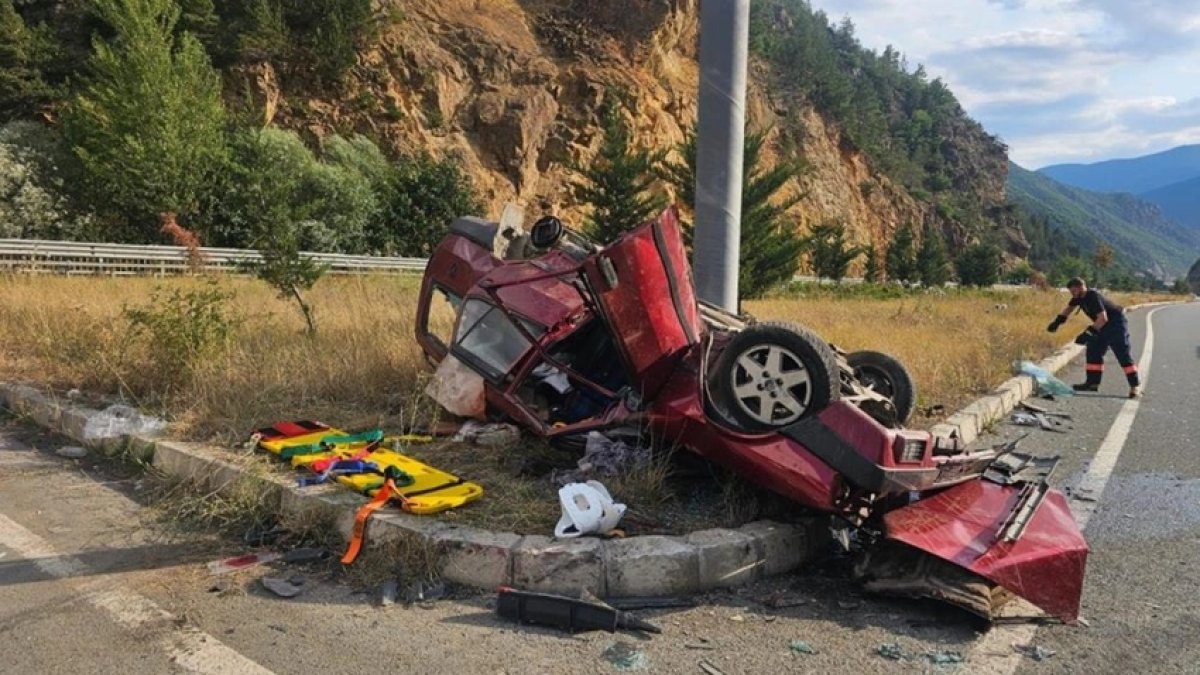 Gümüşhane’de iki araç çarpıştı: 1 ölü, 9 yaralı