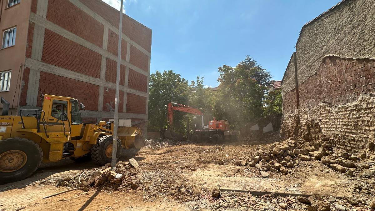 Bozüyük’te  metruk binalar yıkılıyor