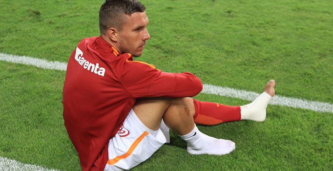 Süper Kupa maçında sakatlanan Lukas Podolski'nin duurumu ciddi mi?