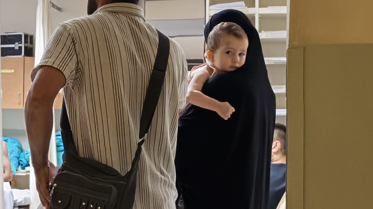 1 yaşındaki bebek 4. kattan düştü! Burnu bile kanamadı