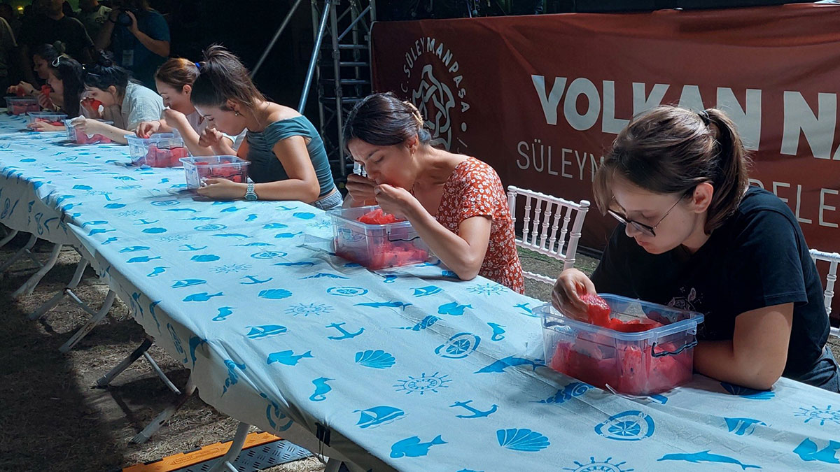 Öyle bir ödül koydular ki iki kilo karpuzu saniyeler içinde tükettiler! Bu devirde böyle hediyeye hücum ederler