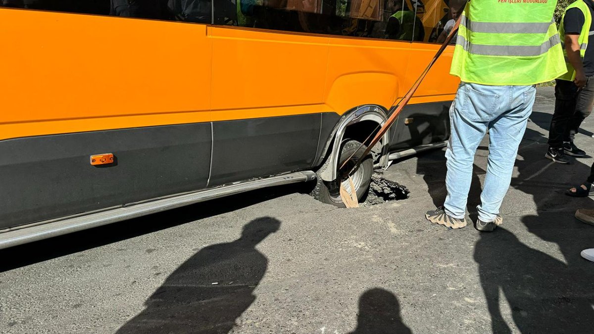 İstanbul Fatih'te yol aniden çöktü: Park halindeki minibüs çukura düştü