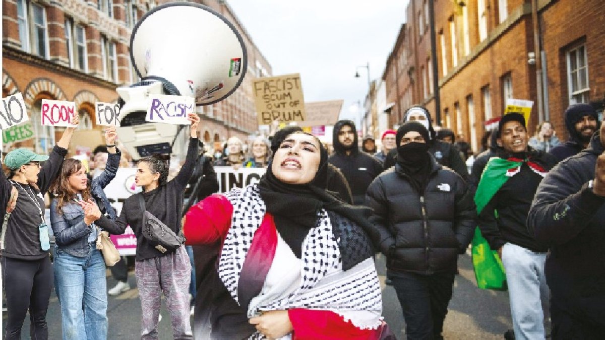 İngiltere'de binlerce kişi sokağa döküldü: 'Irkçılar evine' isyanı