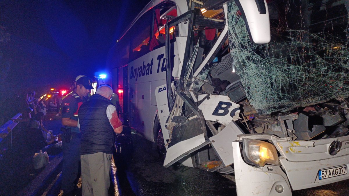Düzce'de yolcu otobüsü, TIR'a çarptı: 25 yaralı