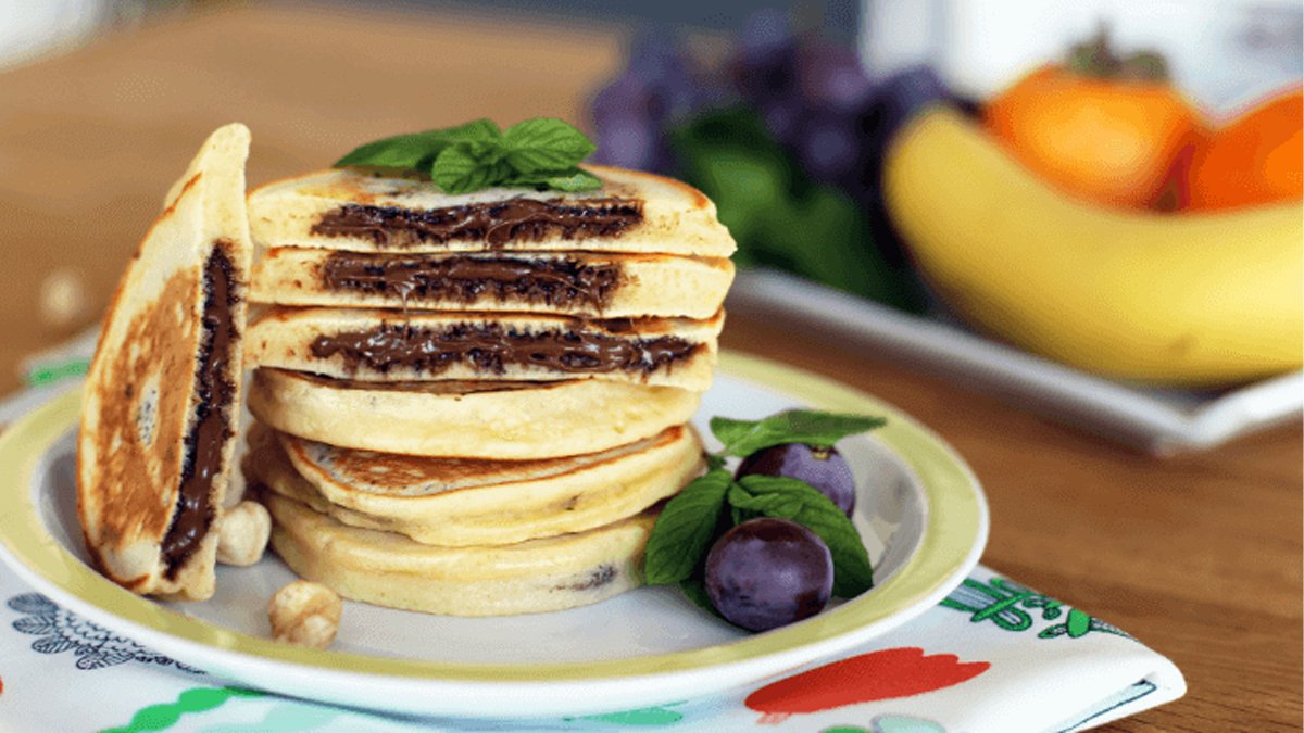 İkram ettiğiniz kimse ben almam demiyor! İçi çikolatalı pankek tarifi, kahvaltıda kapış kapış yeniliyor