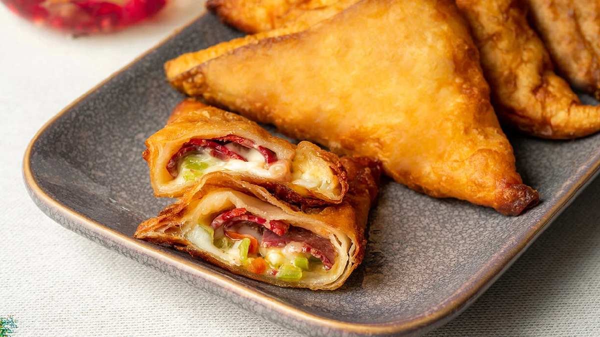 Türk usulü pizza deniyor, tadı damakta kalıyor! Yufkası olan hemen denesin: Kahvaltıda görmeyen sofraya oturmuyor