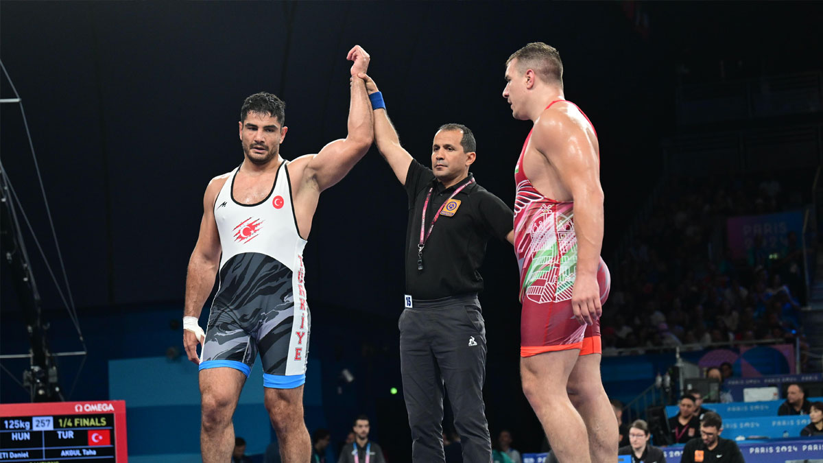 Milli güreşçi Taha Akgül yarı finalde!