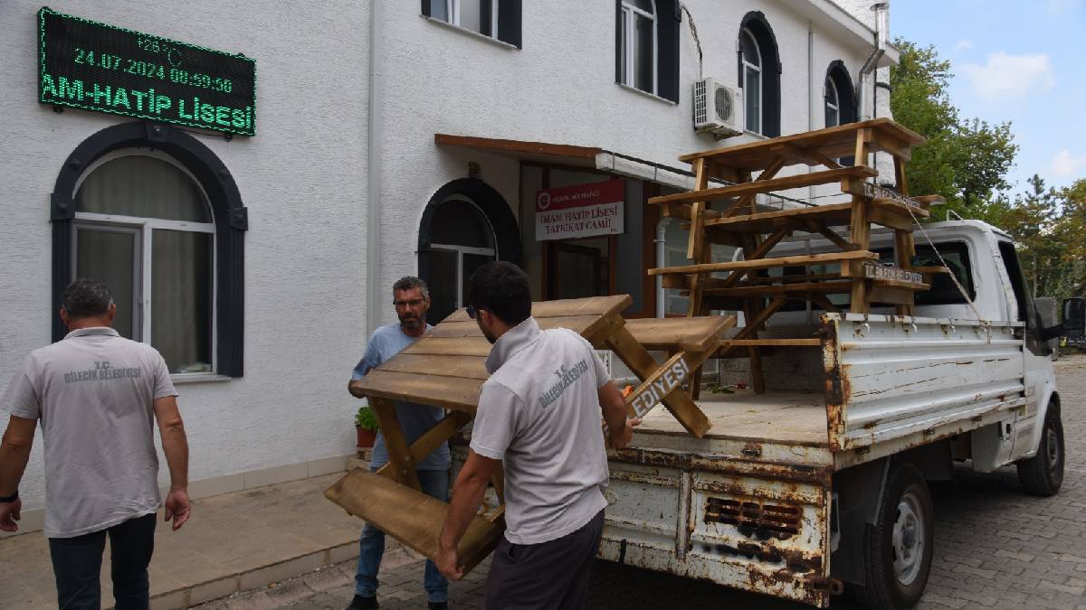Seçim sürecinde siyasi kampanya için Bayırköy Belediyesinden Bilecik’e gönderilen kent mobilyaları Bayırköy’e geri gönderildi