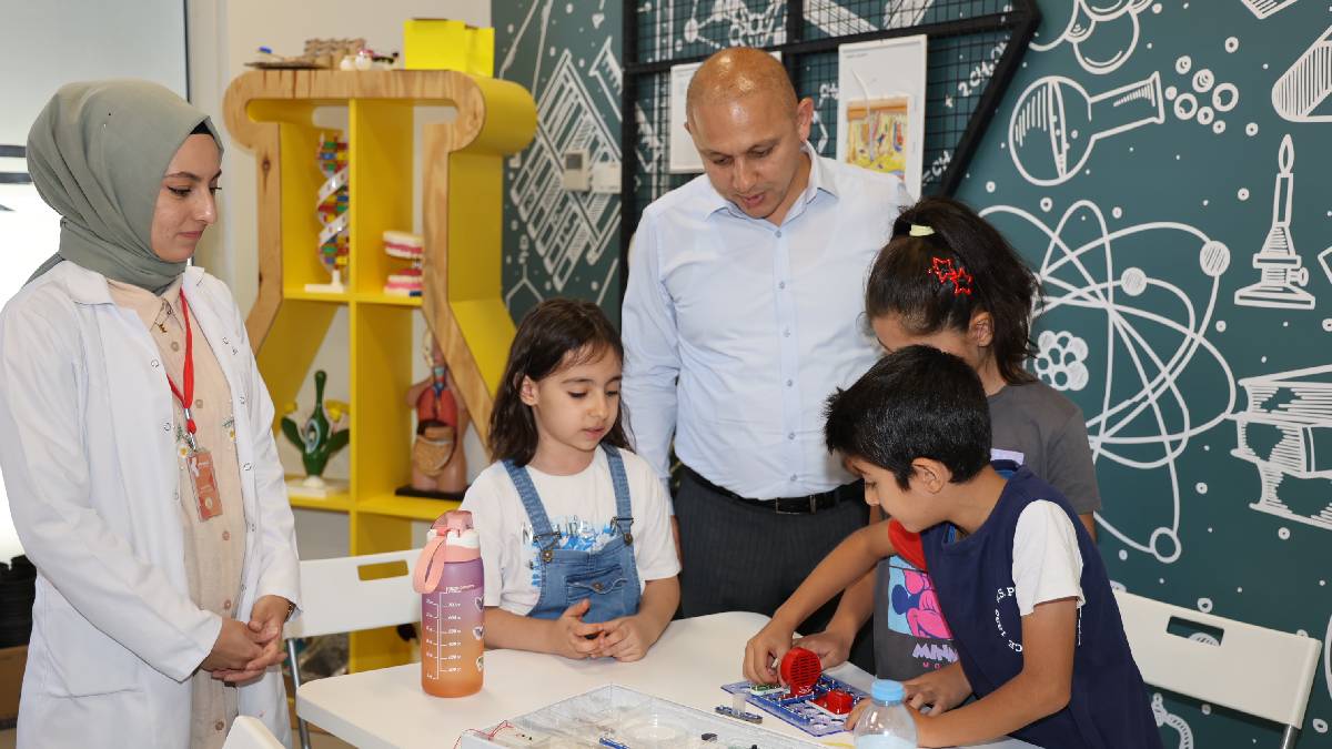 Kırıkkale Belediyesi Bilim Merkezi’nde hem eğleniyor hem öğreniyor