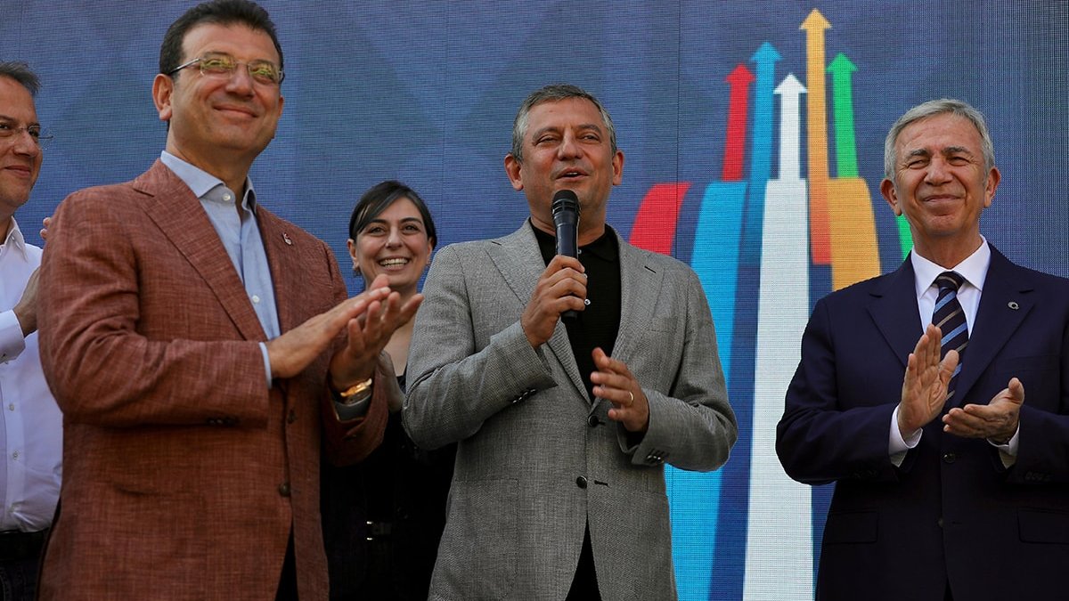 Paris'te Özel, İmamoğlu ve Yavaş coşkusu: İstanbul Evi’nde gençlerle bir araya geldi