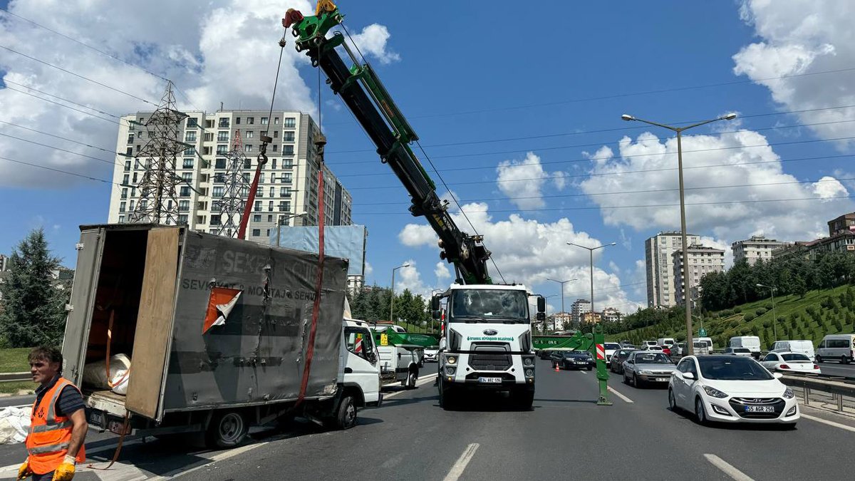 TEM Otoyolu'nda kamyonet devrildi: Trafik kilitlendi