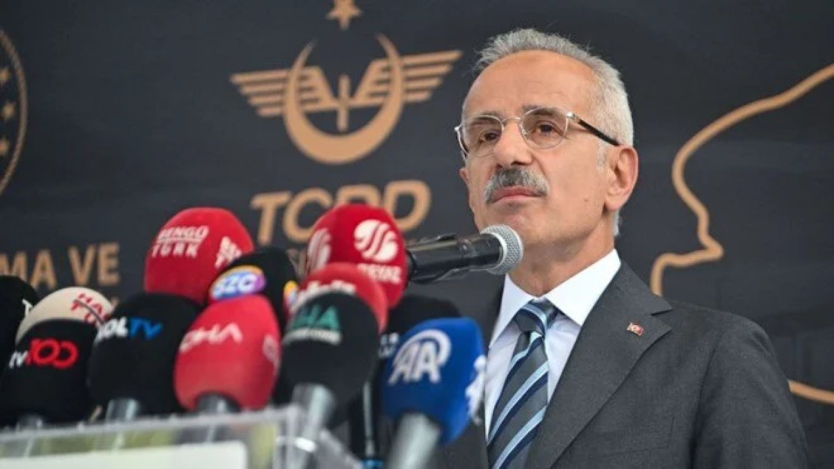 Bakan Uraloğlu, Instagram'ın 21.30'da açıldığını duyurdu