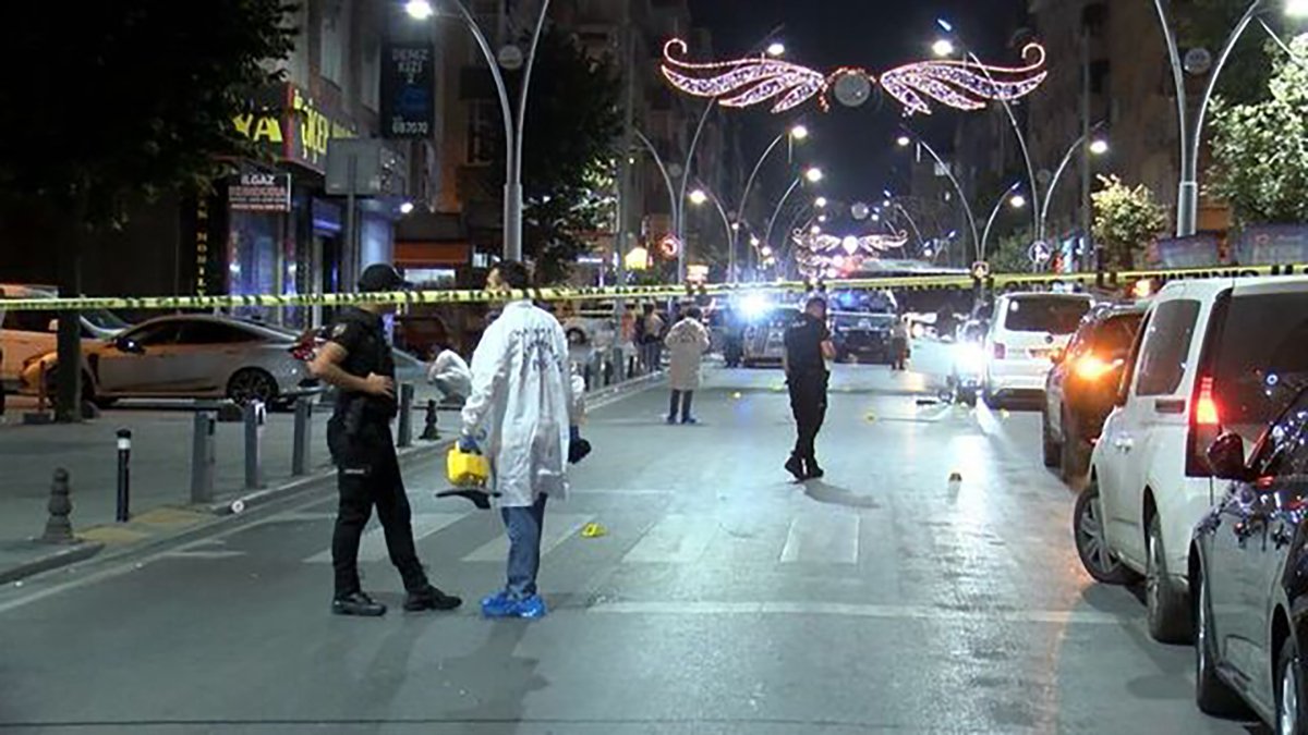 Motosikletli saldırganlar kurşun yağdırdı! 1 ölü, 4 yaralı