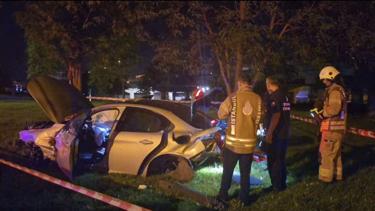 İstanbul'da feci kaza! Hızını alamadı, ağaca girdi: 3 yaralı