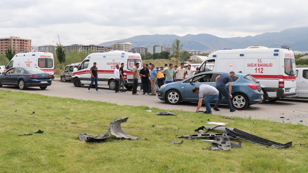 Erzurum'da hafif ticari araçlar kafa kafaya çarpıştı: 9 yaralı