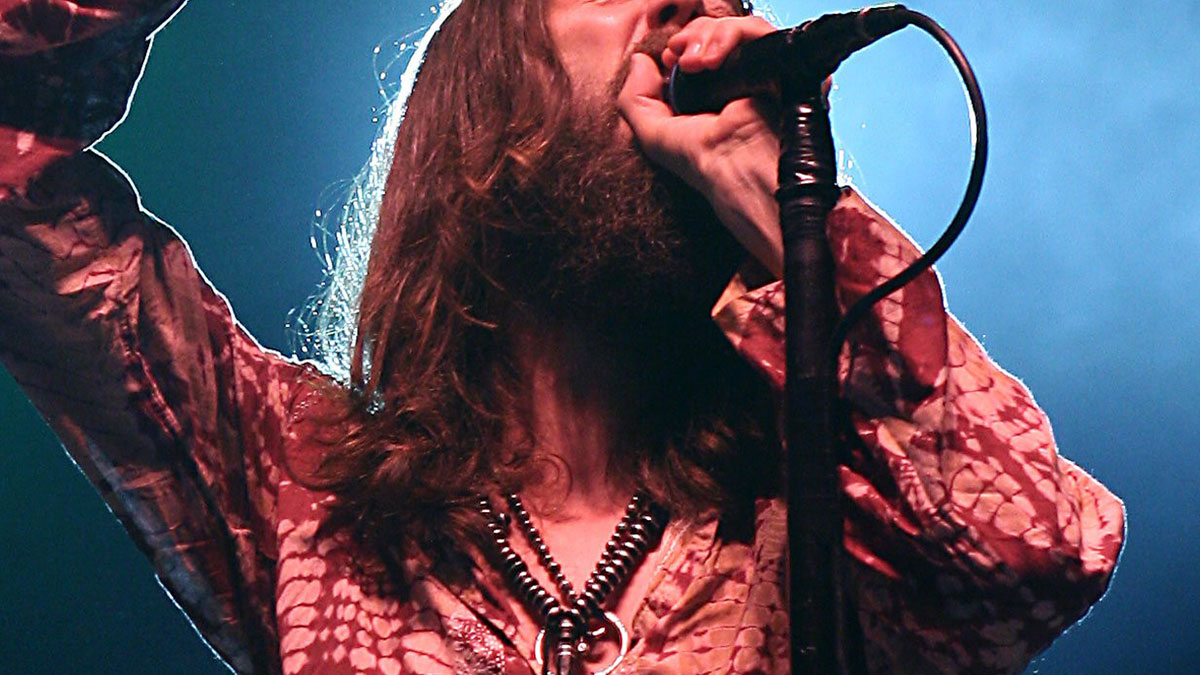 Müzik camiası şokta: Ünlü şarkıcı, genç yaşta hayatını kaybetti! Hayranları yasa boğuldu