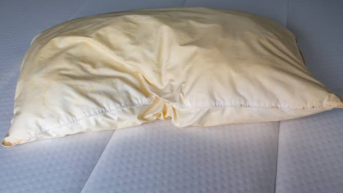 Gece doya doya terleyin! Sararmış yastıkları bembeyaz yapan tüyo