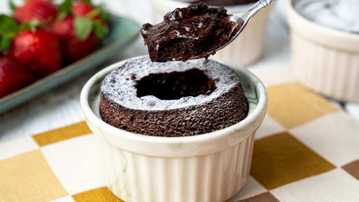 Tatlı krizine 10 dakikalık çözüm! Akışkan çikolatalı bomba lezzet! Fırın kullanmaya gerek de yok