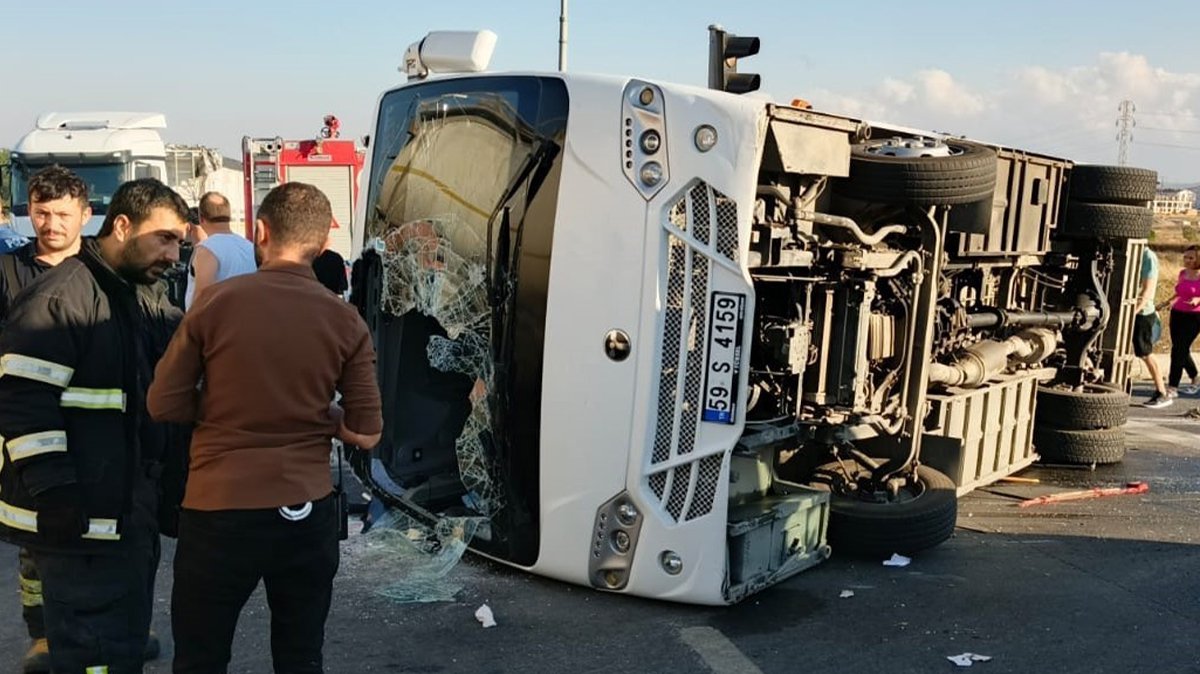 Araç, servis midibüsüne çarptı! Çok sayıda yaralı var!