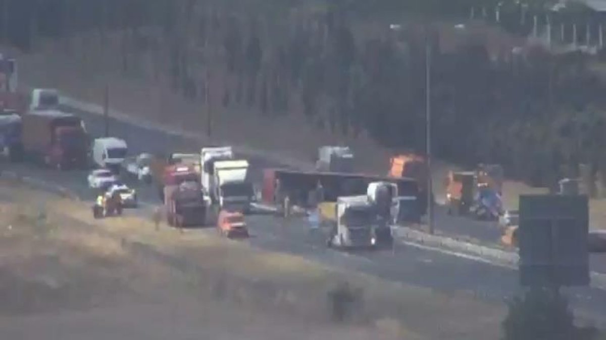 TEM Otoyolu'nda tır devrildi: Uzun araç kuyrukları oluştu