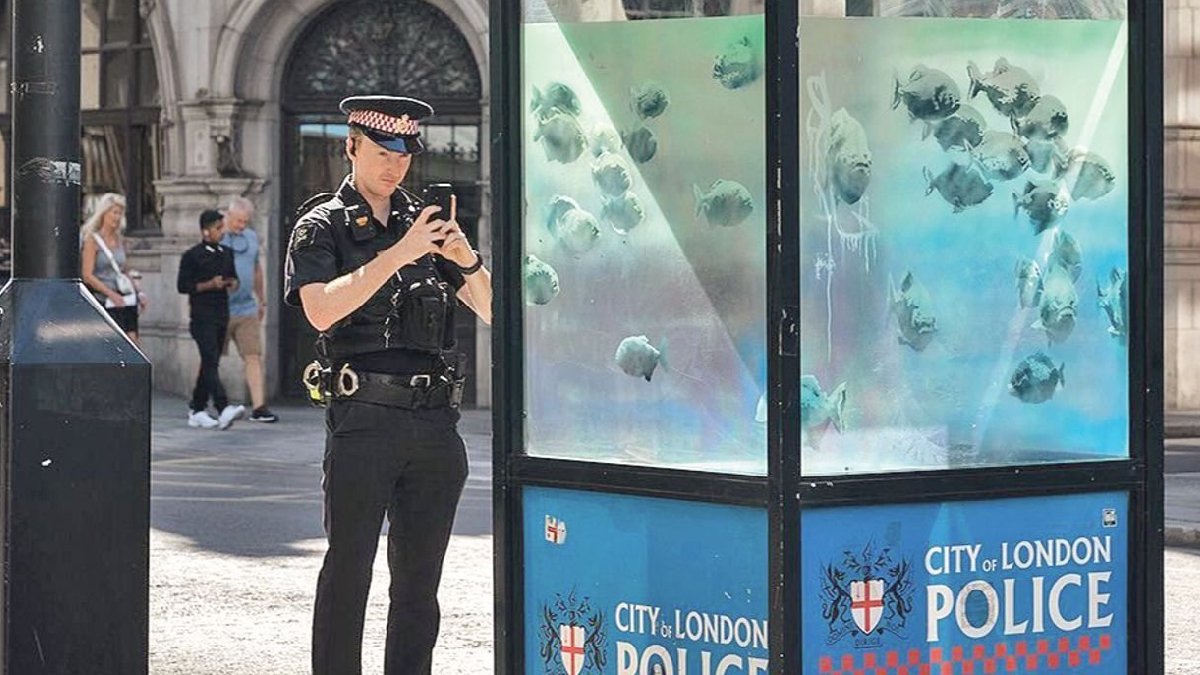 Banksy polisleri kızdırdı: Kulübelerine pirana çizdi