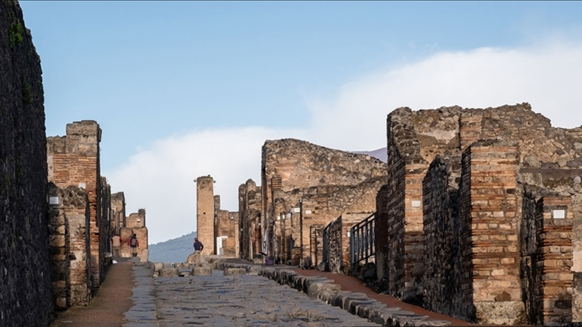 Çocuklarının ismini antik kente kazıyan turiste 60 bin euro ceza