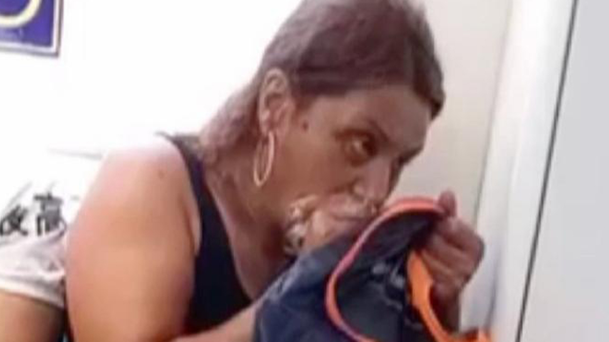 Marmaray'da dehşete düşüren anlar! Kimseye aldırmadan uyuşturucu kullandı