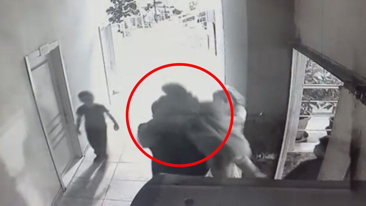 Düğünde dehşet: Öfkelendiği çocuğu havaya kaldırıp yere fırlattı!