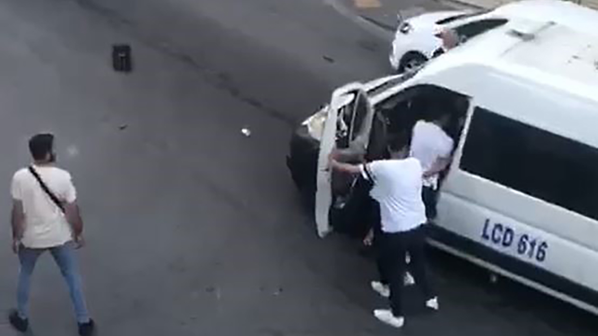 'Bu neyin öfkesi' dedirten görüntüler! Tekmeli yumruklu yol verme kavgası