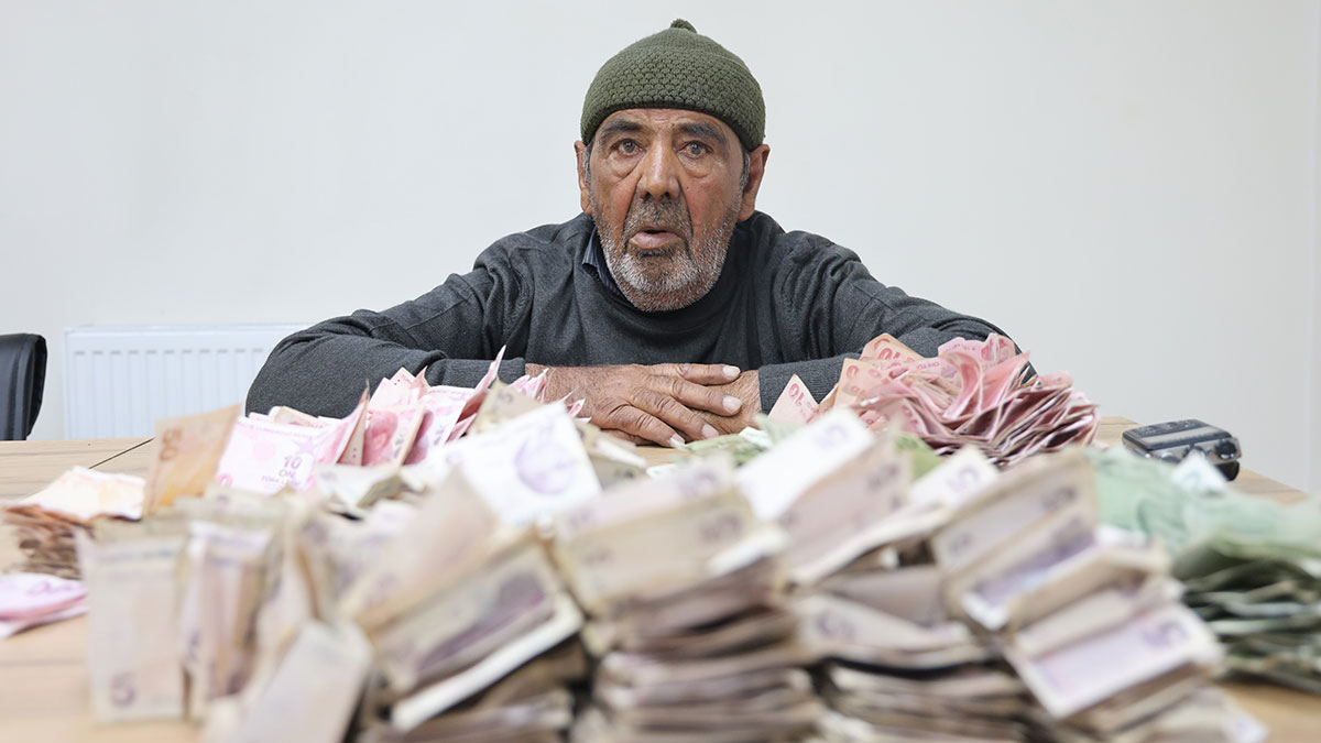 Dilencinin bir günde topladığı para dudak uçuklattı! Emekliler bir ayda bu kadar kazanmıyor...